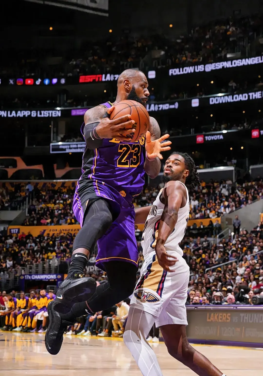 关于湖人B队完胜澳大利亚男篮，詹姆斯统治全场的信息