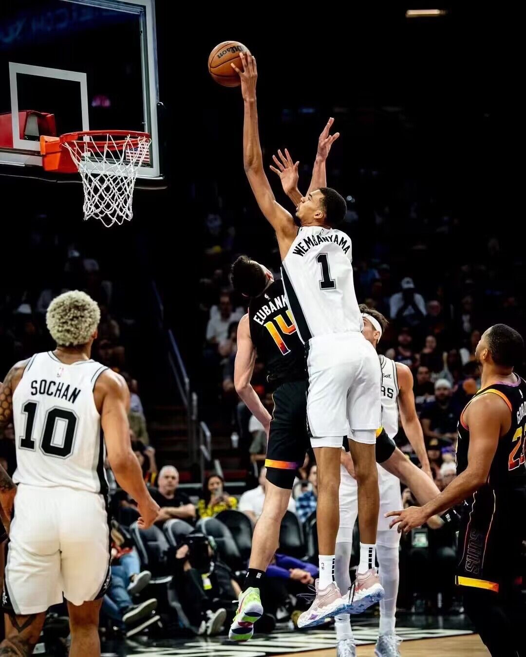 公牛鏖战马刺，布克高光表现