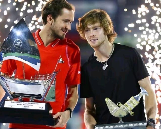 西班牙网球队力克日本网球队，梅德韦杰夫制霸全场的简单介绍