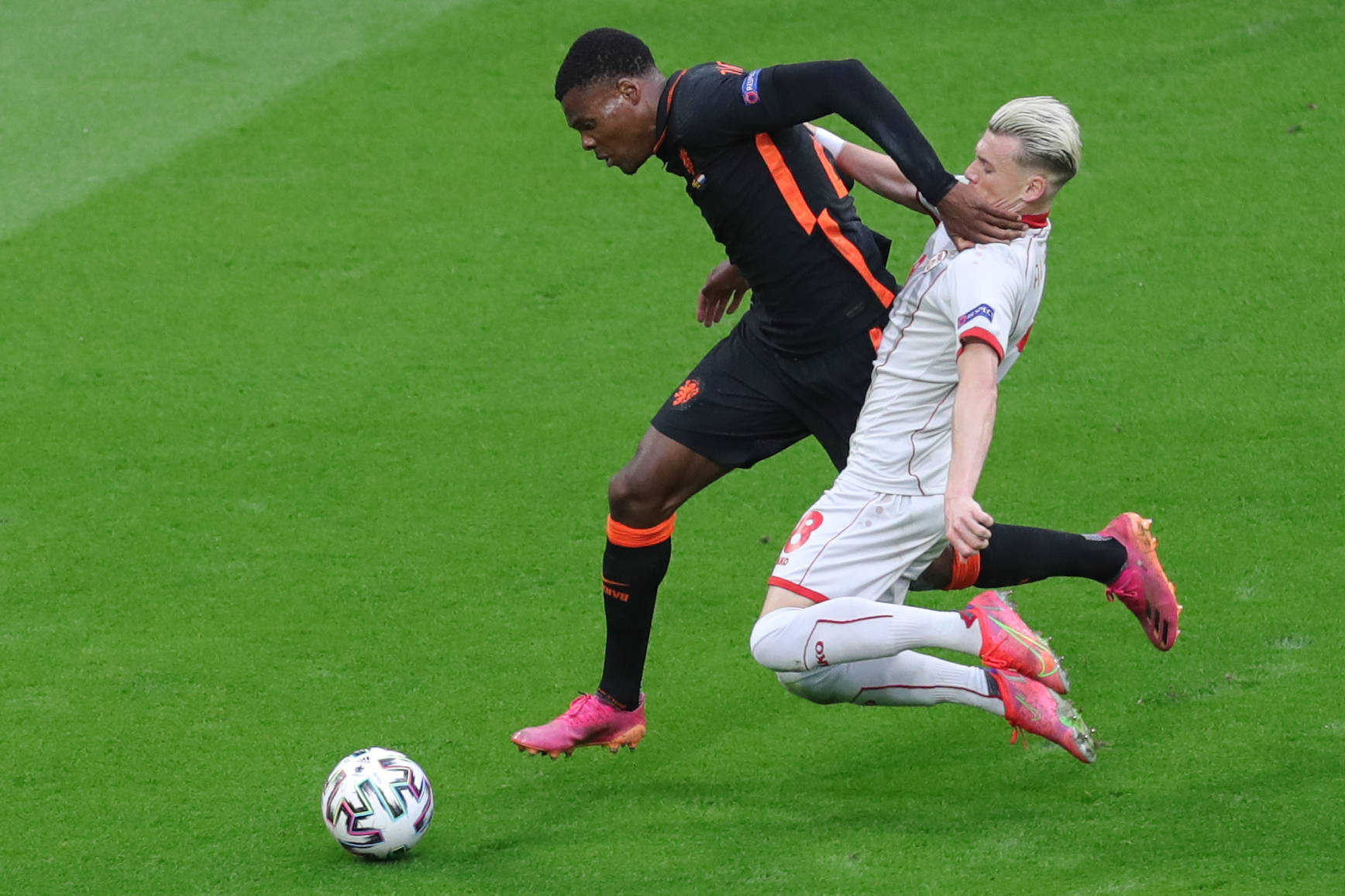 包含足球球员突破自我，表现堪称完美的词条